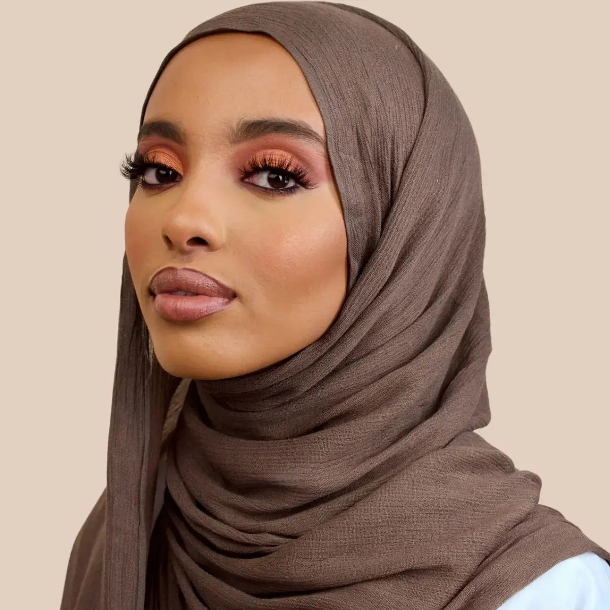 Hijab Froissé Noravia™ — Rayonne Légère et Élégante (Grande Taille)